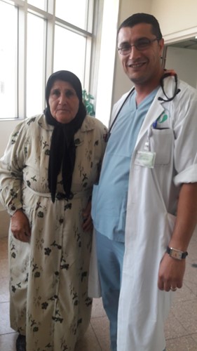 المرحومة مع إبنها د.وافي بدارنة